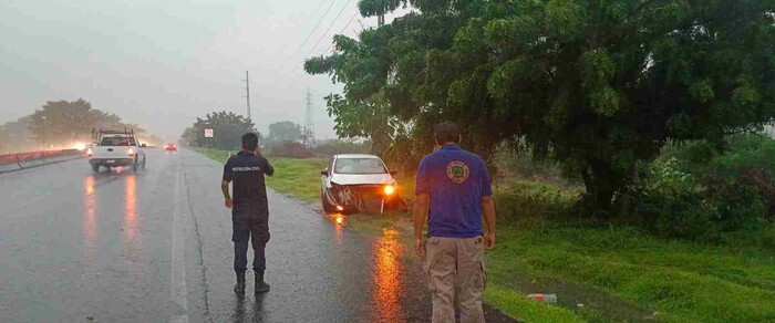 Corriente arrastra 4 personas en cuatrimoto en Apatzingán