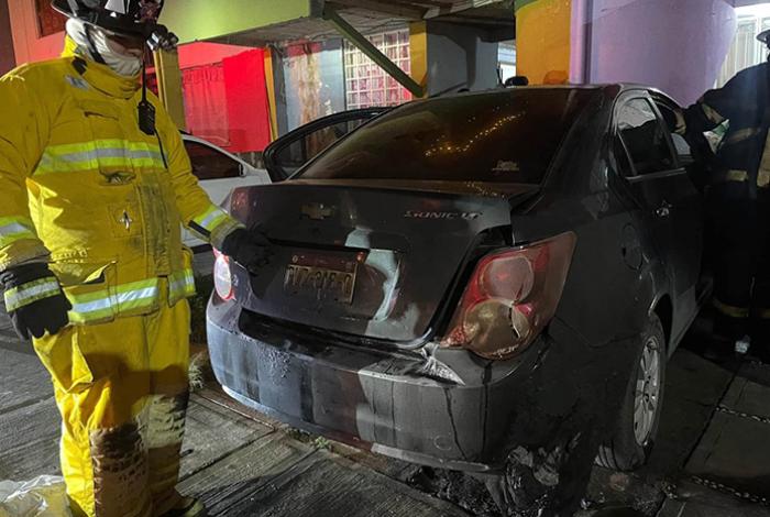 Criminales incendian un coche en el fraccionamiento Valle Real, en Uruapan
