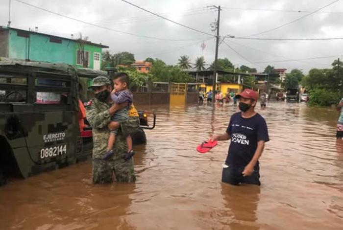 Crónica| Sábado de emergencia en Lázaro Cárdenas tras el paso de la tormenta “Dalila”