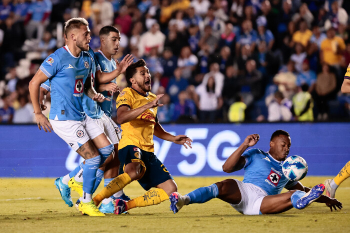 Cruz Azul golea a domicilio al campeón América y mantiene el liderato del Apertura