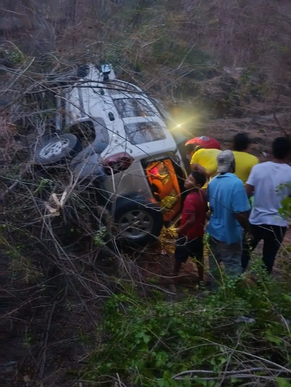 Cuatro lesionados tras volcadura de una camioneta y una motocicleta