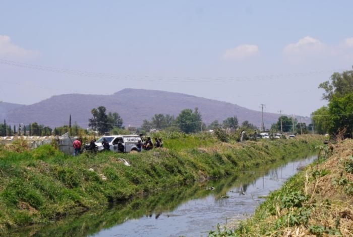 Cuerpo con los pies atados es rescatado en canal de aguas negras de Zamora