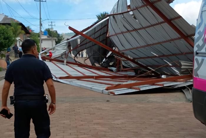 “Culebra de agua” sorprende a habitantes de Opopeo; arranca techumbre de escuela y de tres viviendas