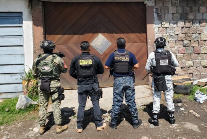 Cumplimenta FGE orden de cateo en Morelia; asegura más de mil 900 dosis de metanfetamina y detiene a cuatro personas