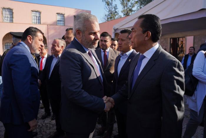 Dan Notarías Públicas a Adrián López Solís y a allegados