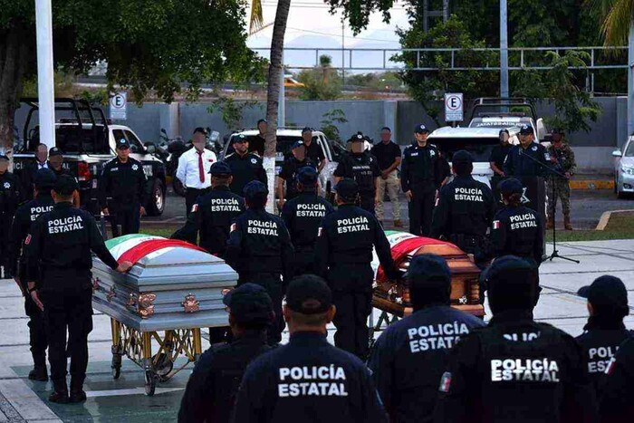 Dan último adiós a 8 policías comunitarios asesinados en Colima