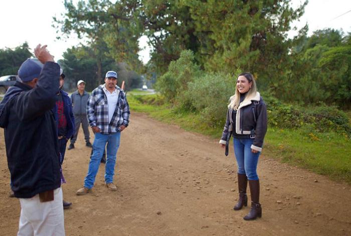 Dayana Pérez entrega balastre en Paramuen para fortalecer la movilidad de productores del campo