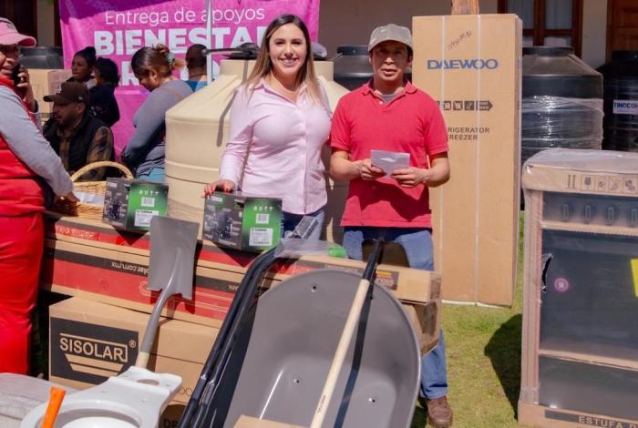 Dayana Pérez fortalece el apoyo a las familias de Salvador Escalante con entrega de apoyos