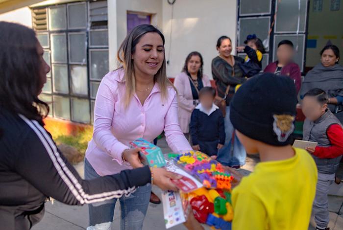 Dayana Pérez fortalece la educación en Salvador Escalante con entrega de material didáctico