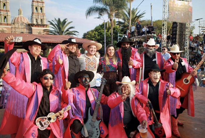 Dayana Pérez Mendoza acompaña la Danza de los Kurpites en Nuevo San Juan Parangaricutiro