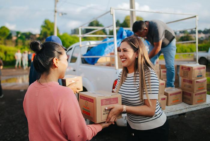 Dayana Pérez Mendoza atiende directamente a familias de Acapulquillo