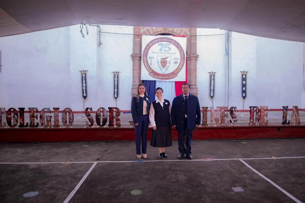 Dayana Pérez Mendoza conmemora el 75 aniversario del Colegio Sor Juana Inés de la Cruz en Santa Clara del Cobre