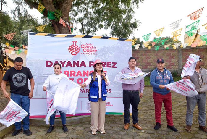 Dayana Pérez Mendoza da arranque a obra de adoquinado en la comunidad de Santa Ana