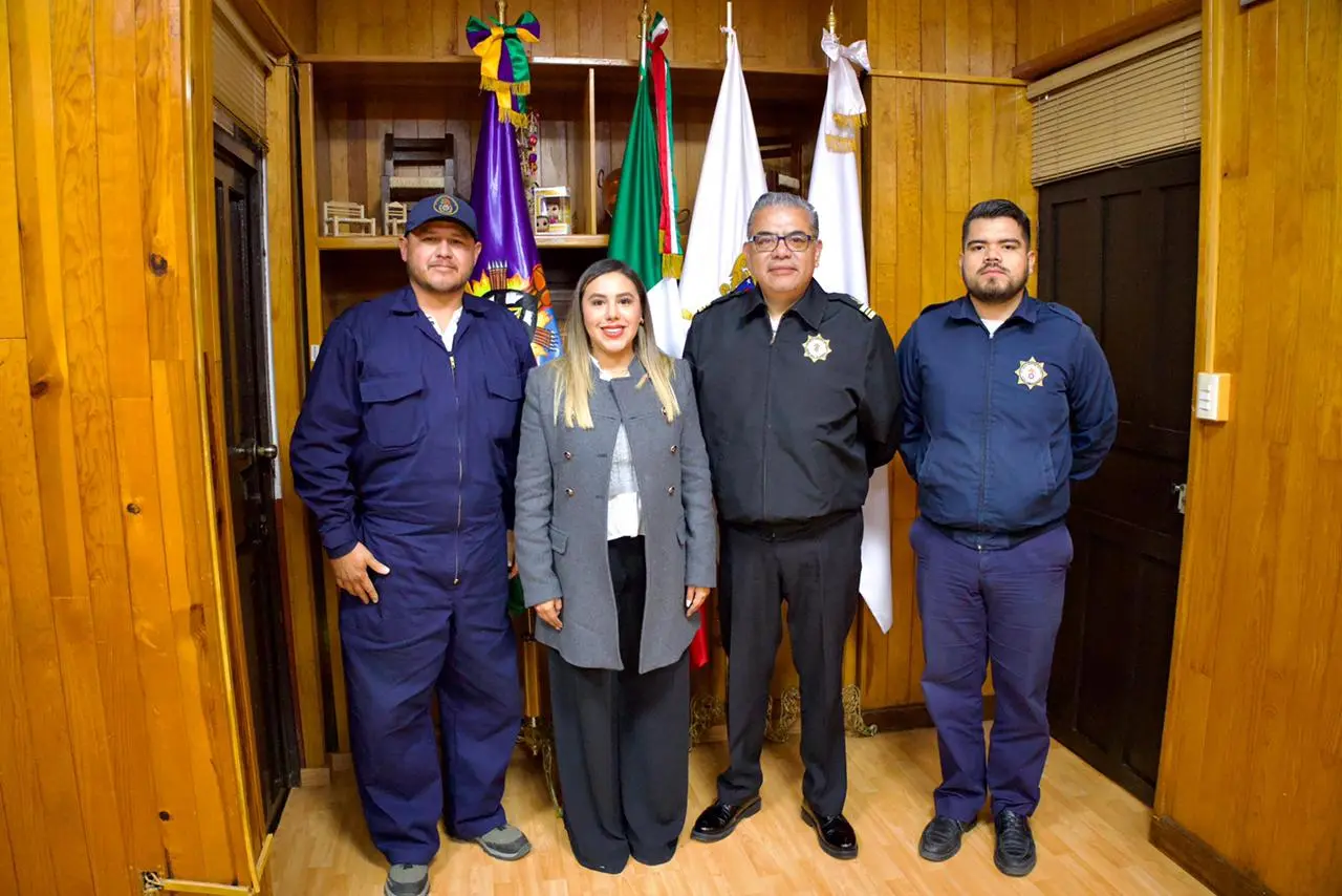 Dayana Pérez Mendoza da la bienvenida al nuevo Capitán de Puerto de Zirahuén