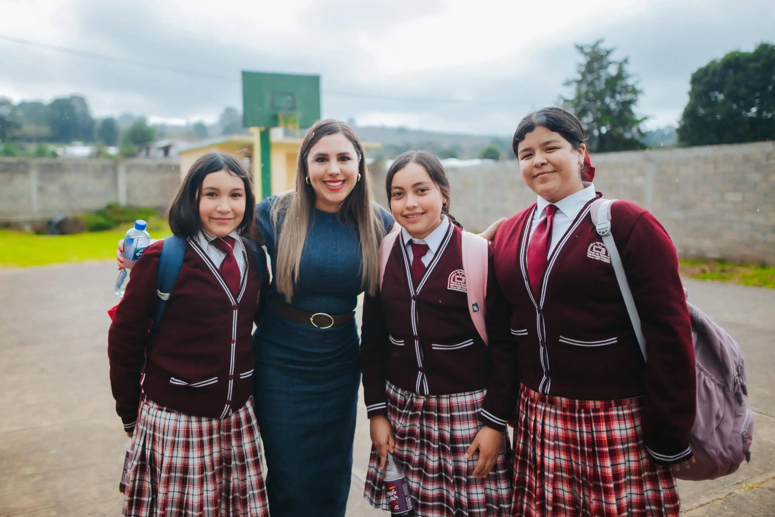 Dayana Pérez Mendoza entrega butacas a telesecundaria de La Palma