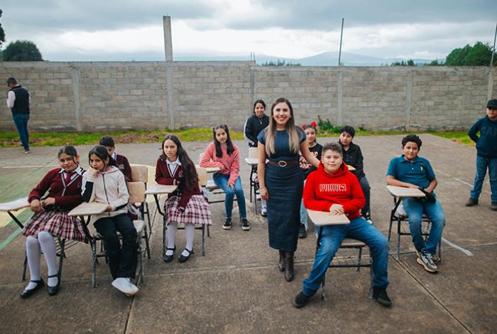 Dayana Pérez Mendoza entrega butacas a telesecundaria de La Palma