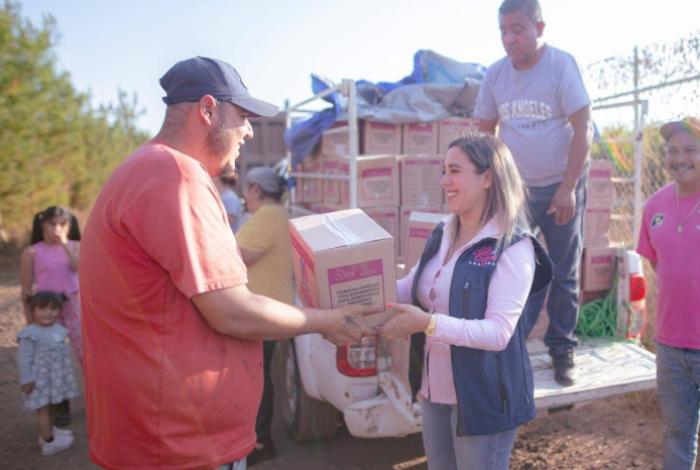 Dayana Pérez Mendoza entrega balastre y despensas en El Romero y El Guayabo