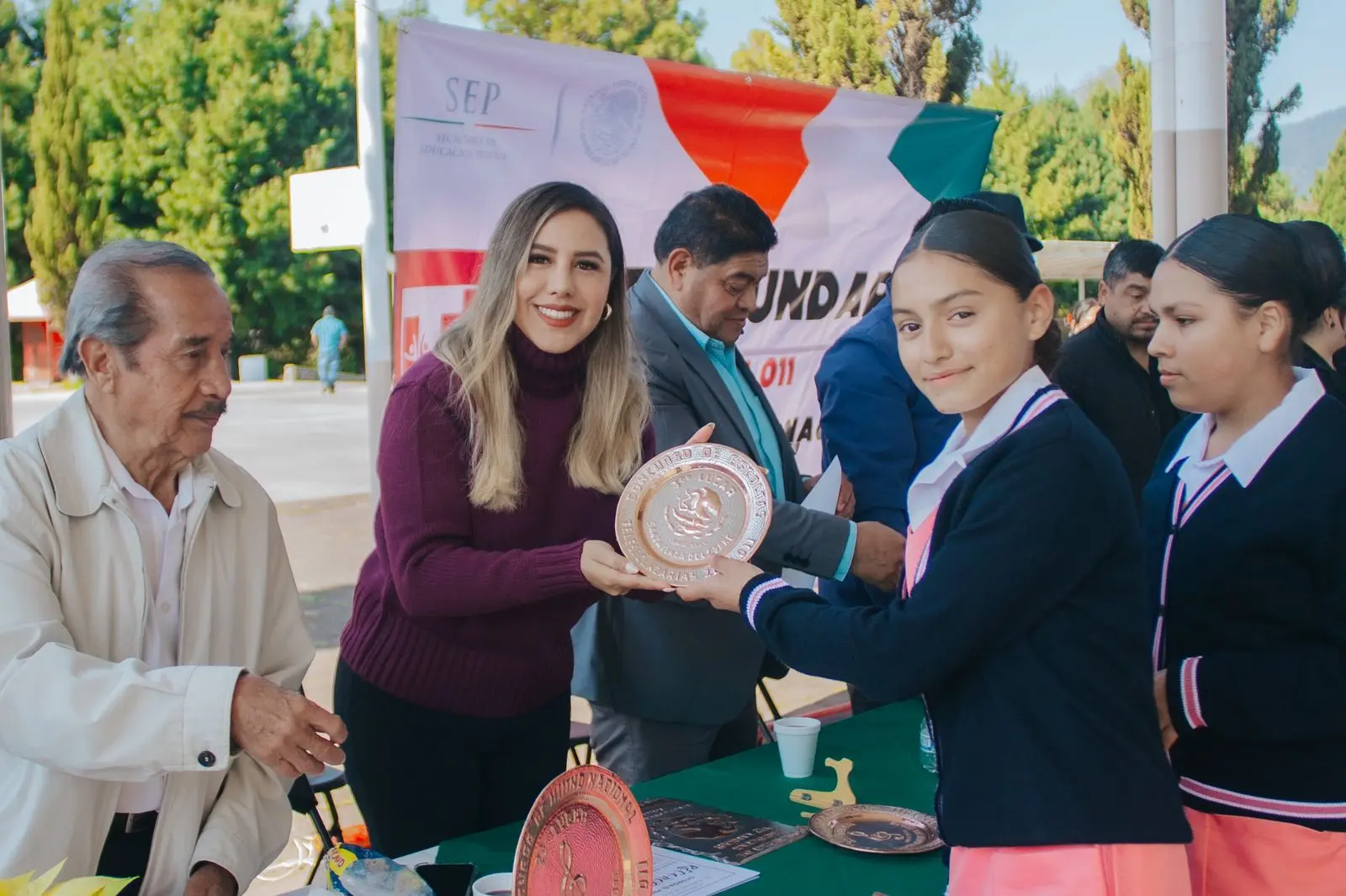 Dayana Pérez Mendoza respalda el civismo y la identidad nacional en escuelas de Salvador Escalante