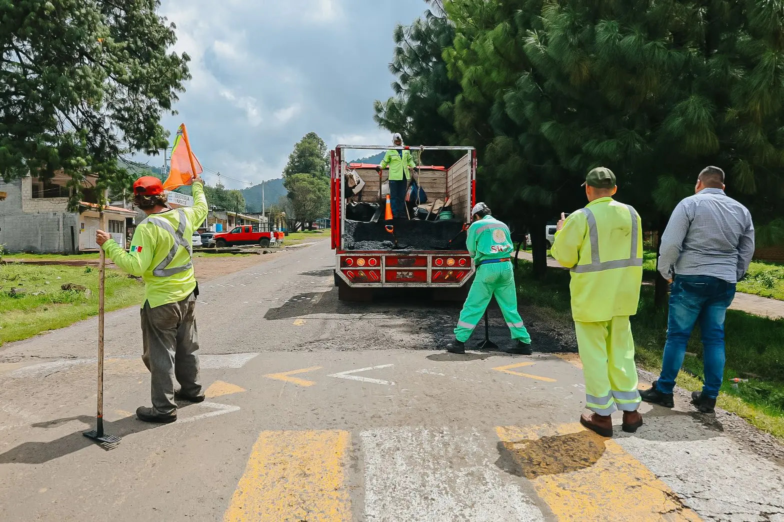 Dayana Pérez Mendoza supervisa acciones de bacheo en Opopeo