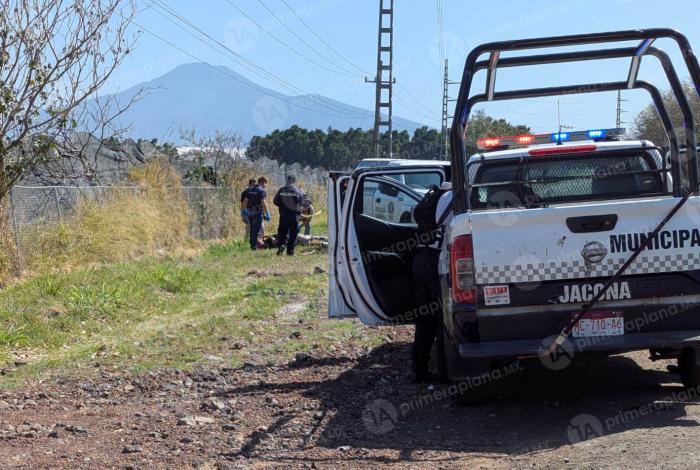 De 20 tir0s, ej3cutan a un joven en carretera de Jacona