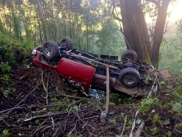 ¡De milagro! Sobreviven a volcadura de camioneta hacia barranco en Zitácuaro