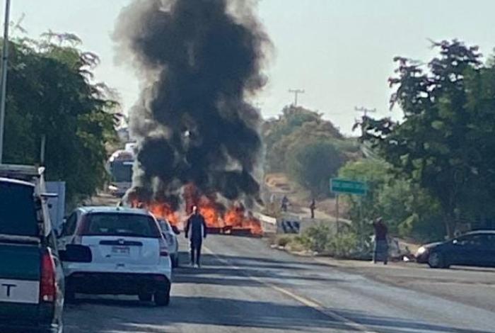 De nueva cuenta familiares de desaparecidos en Buenavista bloquean la carretera Apatzingán–Tepalcatepec