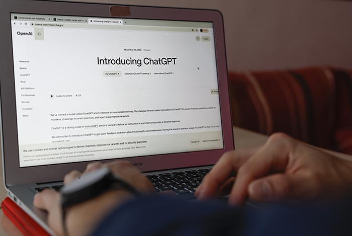 De ofertas de empleo a notas de prensa, la IA escribió 17% de las comunicaciones de empresas y gobiernos en 2024