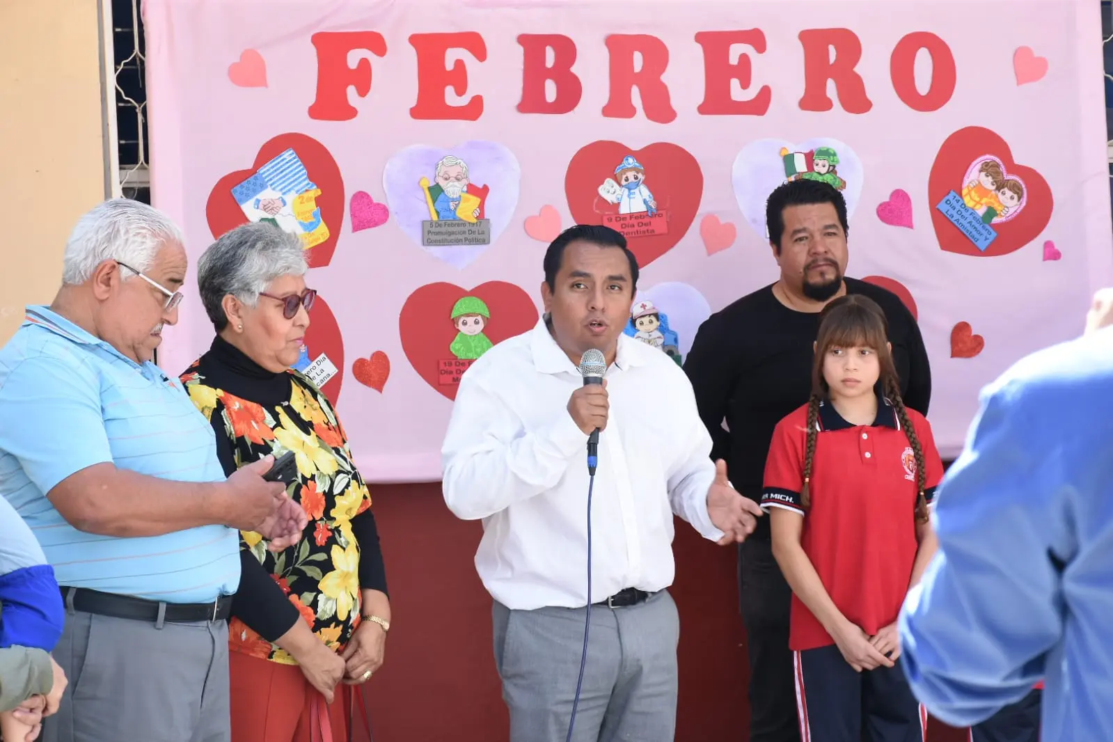 De parte de Barush Loredo y Raúl Morón, entregan materiales a la primaria Ricardo Flores Magón