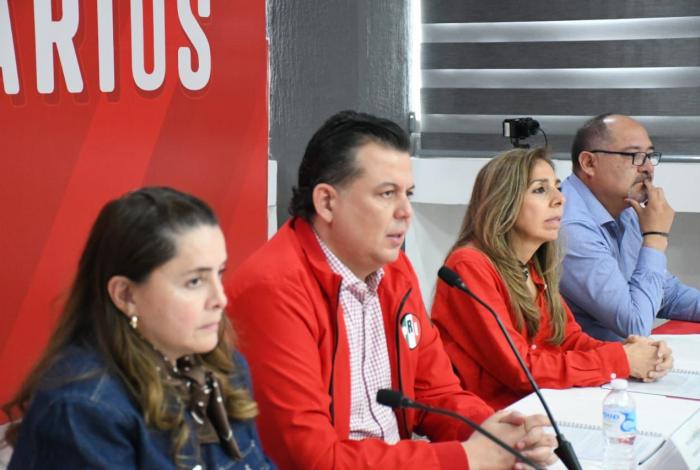 Declina Memo Valencia a favor de Torres Piña en su Aspiración por la FGE