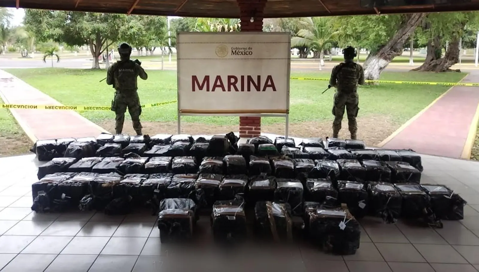 Decomisan Marina más de una tonelada de cocaína en la costa michoacana