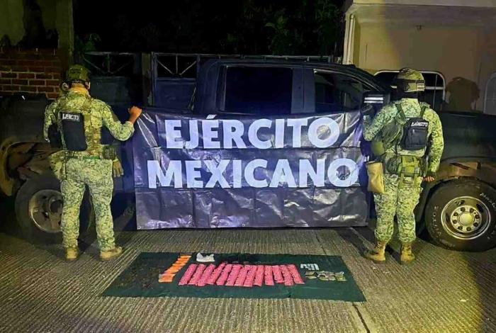 Defensa asegura camioneta con material bélico y casi 6 mil pastillas de “éxtasis”, en Tangancícuaro