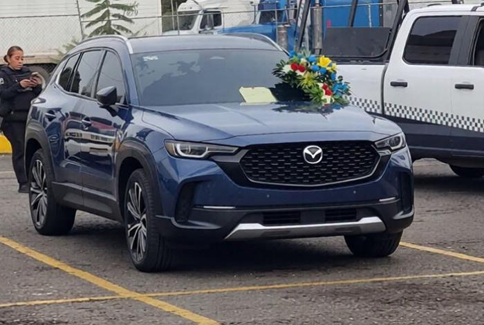 Dejan arreglo floral y amenaza de muerte al activista Luis Manuel Soto, en Uruapan