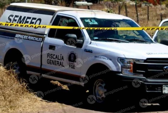 Dejan enc0bij4do a la orilla de la carretera en Apatzingán