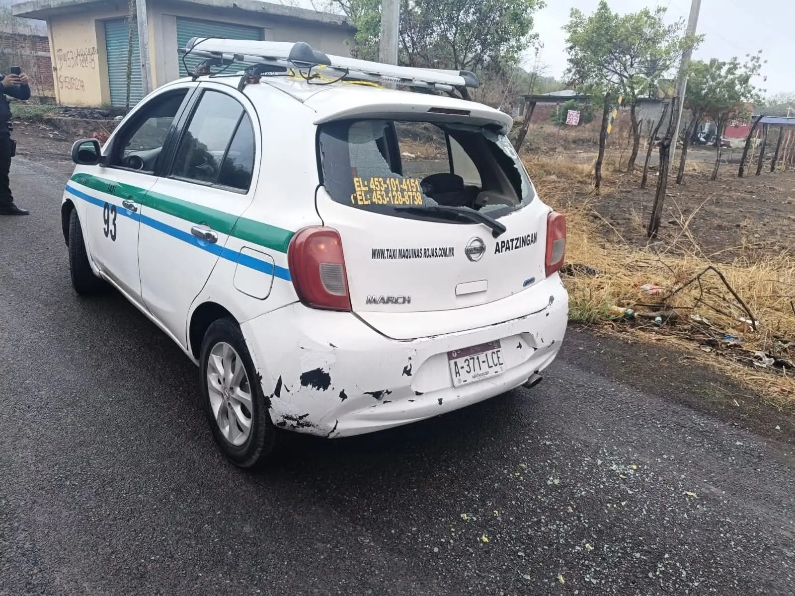 Dejan taxi baleado en Apatzingán