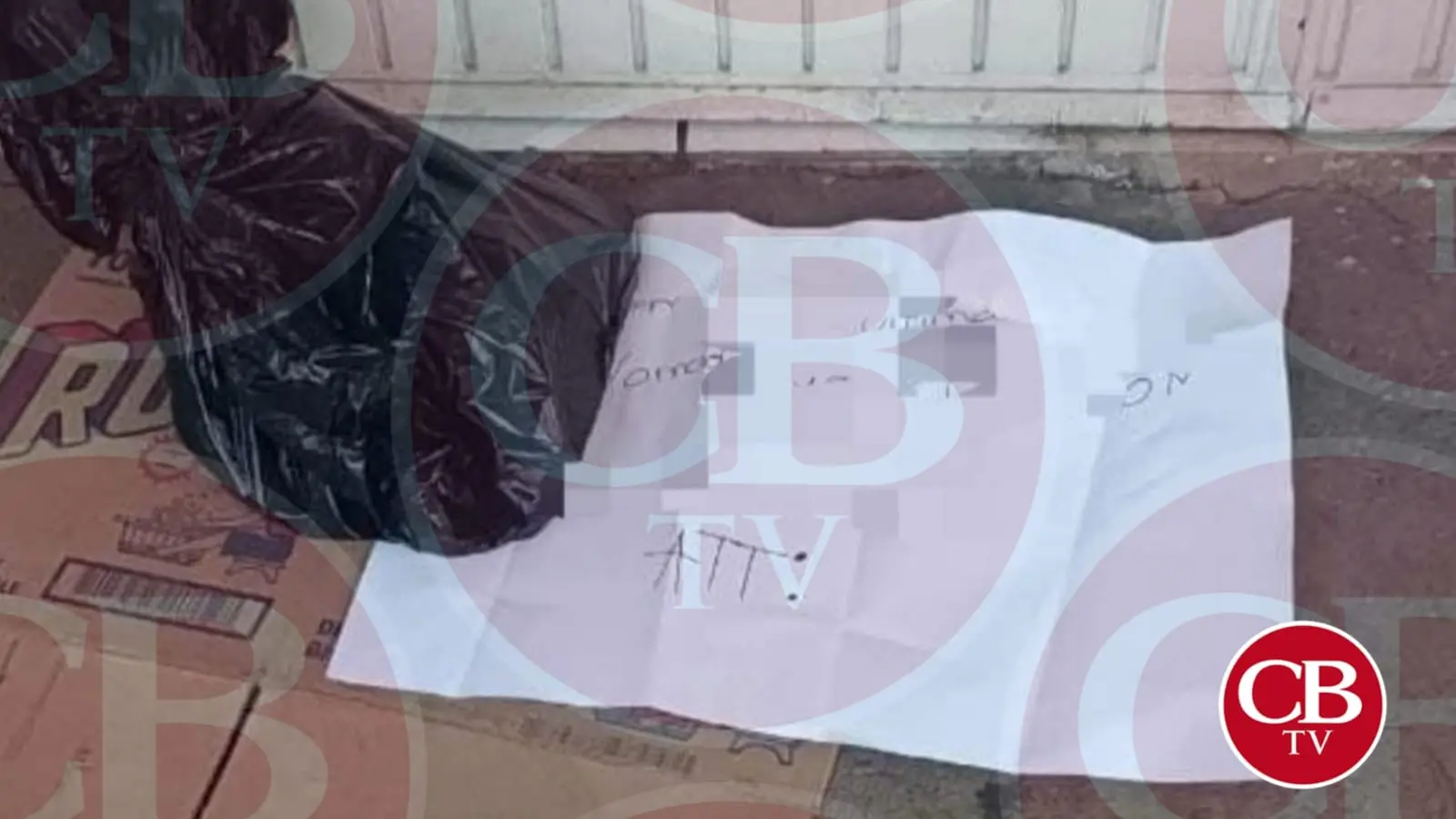 Dejan una cabeza con cartulina afuera de una escuela de Uruapan