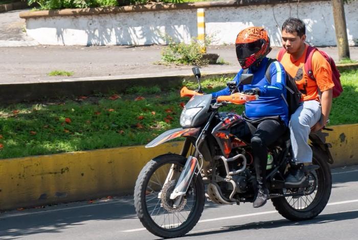Del reglamento a la calle: normas para motociclistas no siempre se cumplen