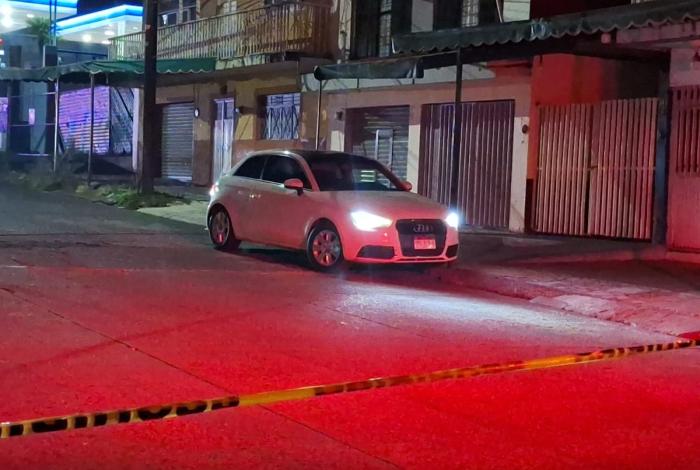 Delincuentes armados acribillan a automovilista en la colonia Ramón Farías, en Uruapan