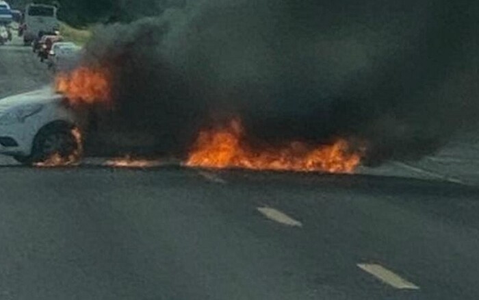 Delincuentes armados incendian dos vehículos en Tarímbaro y Álvaro Obregón