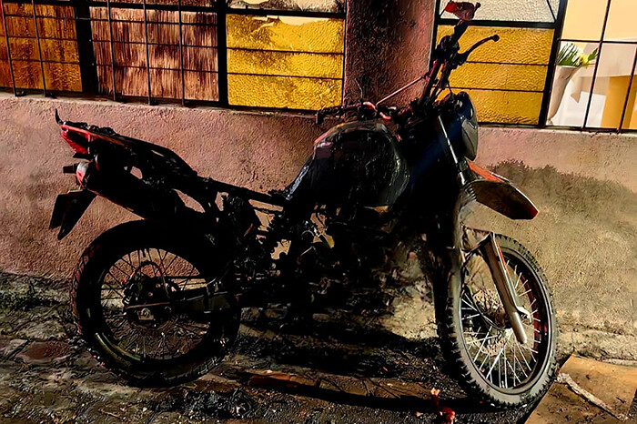 Delincuentes arrojan bomba molotov contra una moto en la colonia Riyitos, en Uruapan