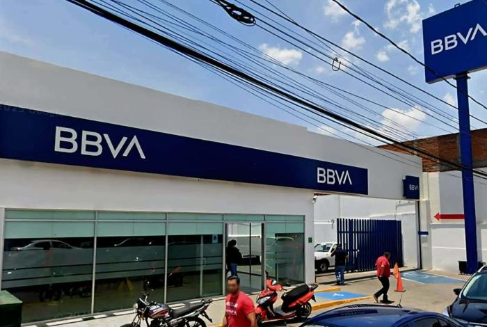 Delincuentes asaltan a cuentahabiente afuera de un BBVA en Morelia
