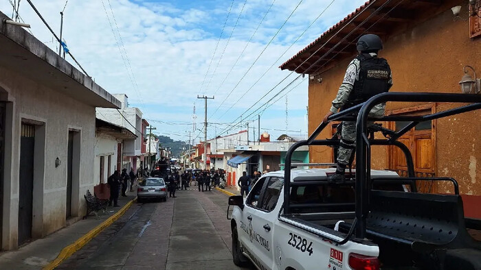 Delincuentes asesinan a policía y roban armas en Tingambato