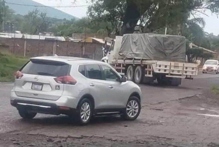 Delincuentes atacan a policias municipales de Tingüindín; hay un oficial herido por esquirlas