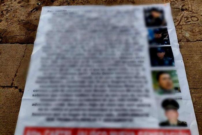 Delincuentes cuelgan narcomantas en distintos puntos de Uruapan