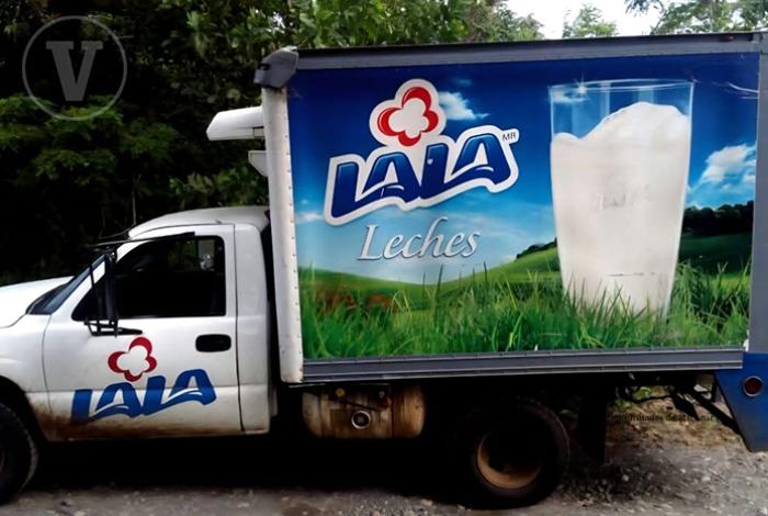 Delincuentes disparan contra camioneta repartidora de lácteos, en un intento de robo