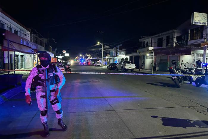 Delincuentes ejecutan a dos hombres en pizzería de la colonia El Colorín, en Uruapan