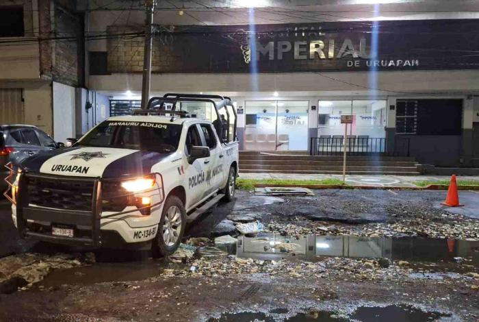 Delincuentes ejecutan a un hombre y se enfrentan contra policías; hay dos oficiales heridos, en Uruapan