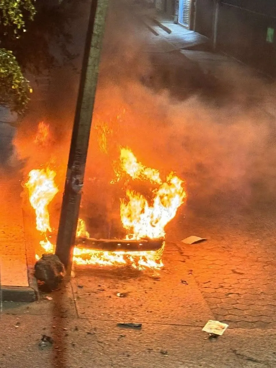 Delincuentes incendian camioneta en la colonia San Juan Evangelista, de Uruapan