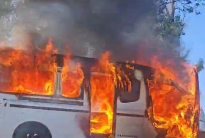 Delincuentes incendian una unidad de transporte público en Cuitzillo Grande, municipio de Tarímbaro