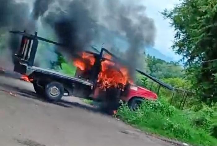 Delincuentes provocan bloqueos y quema de Vehículos en Buenavista y Apatzingán