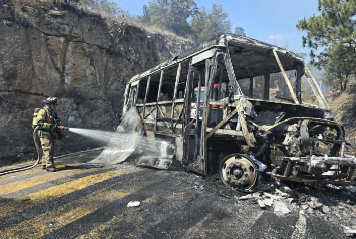 Delincuentes queman 2 vehículos en Antigua Carretera a Pátzcuaro